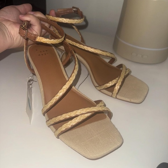 Target heels - Picture 2 of 2